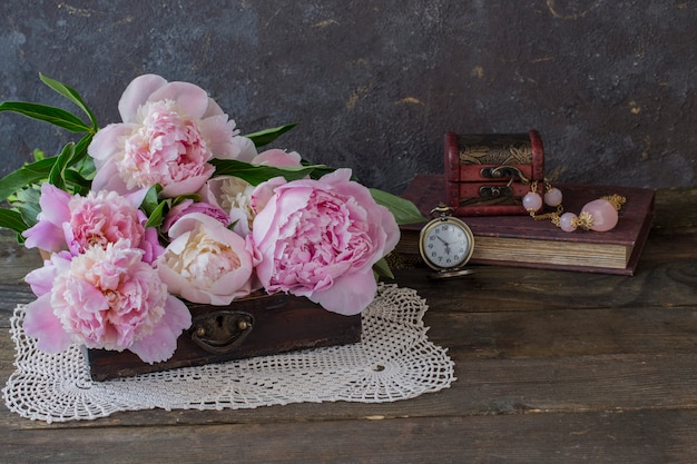 Dans Un Vieux Coffret Un Bouquet De Pivoines Roses Un Livre Des Perles Avec Des Pierres Roses Photo Premium