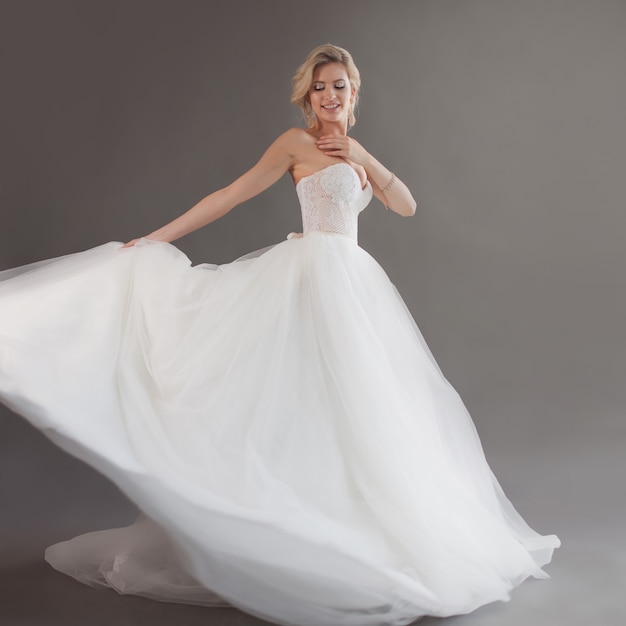 Danse Jeune Mariée En Robe De Mariée De Luxe Jolie Fille En