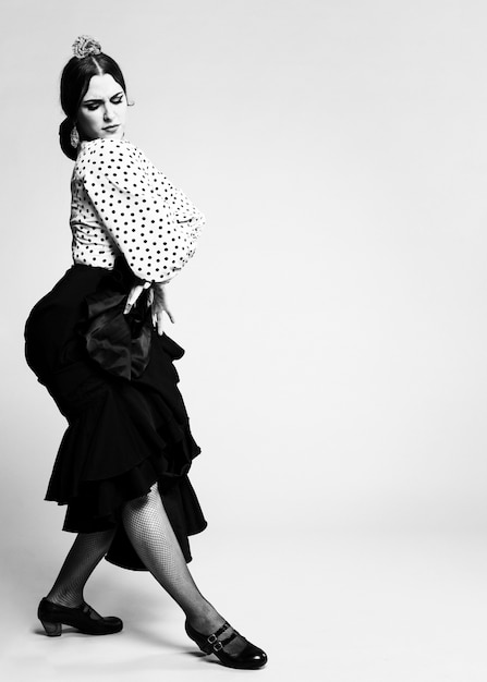 Danseuse De Flamenco Noir Et Blanc Posant Photo Gratuite