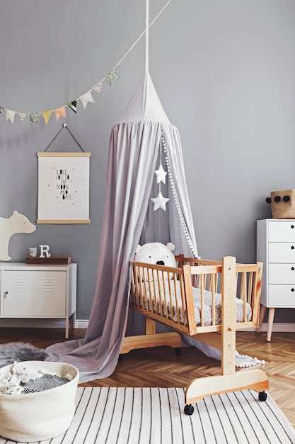 Decor Scandinave Elegant Et Lumineux De La Chambre De Bebe Nouveau Ne Avec Affiche Meubles Design Blancs Jouets Naturels Auvent Gris Suspendu Avec Berceau En Bois Bibliotheque Accessoires Et Ours En Peluche