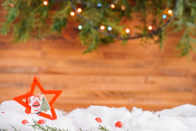 Décoration étoile De Noël Dans La Neige Avec Guirlande