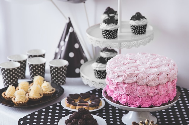 Decoration De Fete D Anniversaire Noir Et Blanc Photo Premium