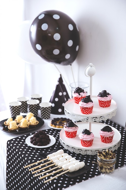 Decoration De Fete D Anniversaire Noir Et Blanc Photo Premium