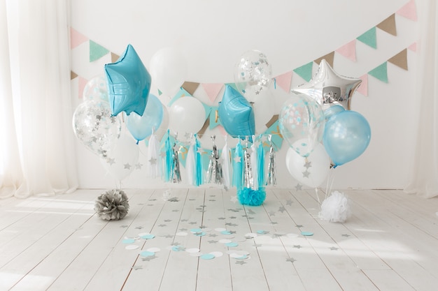 Decoration De Fond Festive Pour La Fete D Anniversaire Avec Un Gateau Gourmet Et Des Ballons Bleus Photo Gratuite