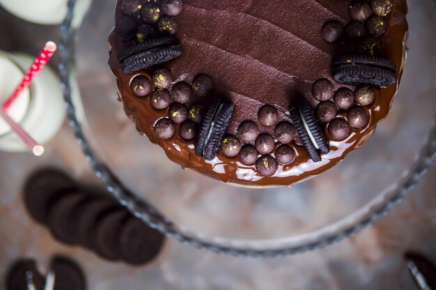 Decoration Sur Un Gateau Au Chocolat Compose De Biscuits Et De Gouttes De Chocolat Couvertes D Or Photo Premium