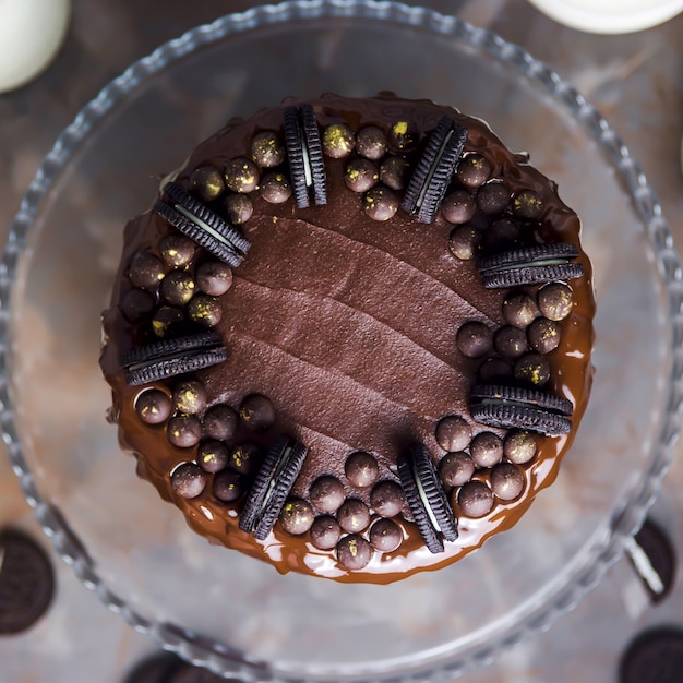 Decoration Sur Un Gateau Au Chocolat Compose De Biscuits Et De Gouttes De Chocolat Couvertes D Or Photo Premium