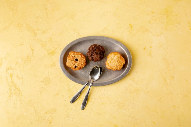 Décoration vue de dessus avec des biscuits et fond jaune Photo gratuit