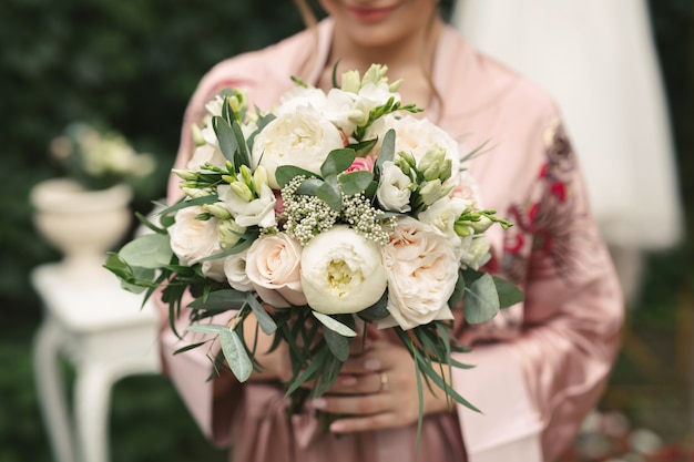 Delicat Bouquet De Mariage De Roses Et Pivoines Blanches Roses Et En Poudre Dans Les Mains De La Mariee Photo Premium