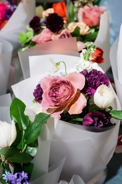 Délicat Bouquet Moderne Avec Une Rose Au Marché Aux Fleurs