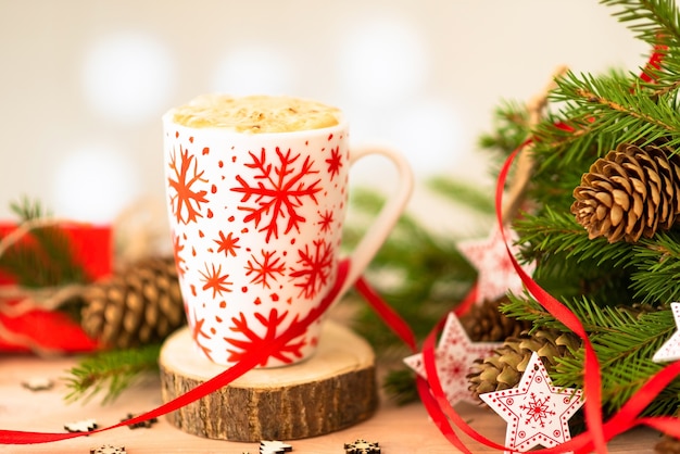 Délicieux Café De Noël. Et Des Branches De Sapin Avec Des Cônes.  Photo Premium