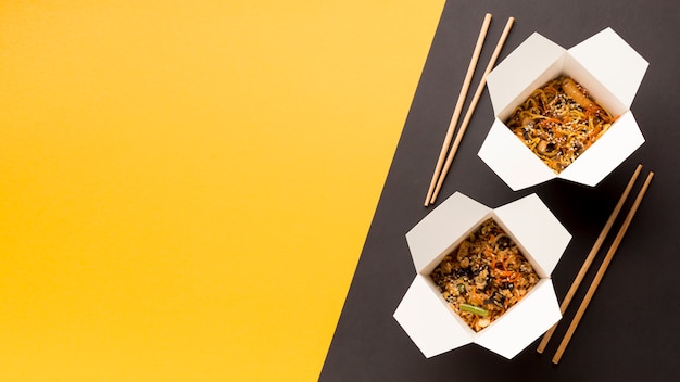 Délicieux fast-food asiatique avec espace de copie Photo gratuit