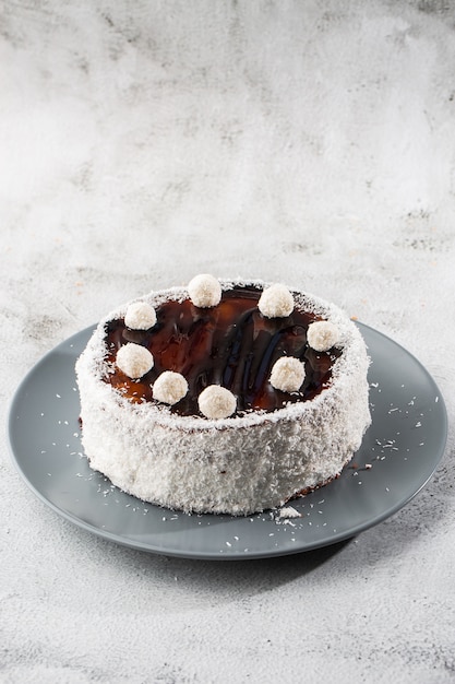 Delicieux Gateau Au Chocolat Entier Sur Une Plaque Avec Des Bonbons De Noix De Coco Sur