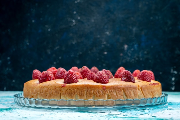 Delicieux Gateau Aux Fraises En Forme De Rond Avec Des Fruits Sur Le Dessus Sur Bleu Vif Pate A Gateau Biscuit Sucre Sucre Fruit Berry Photo Gratuite