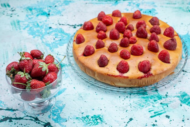 Delicieux Gateau Aux Fraises En Forme Ronde Avec Des Fruits Et Avec Des Fraises Rouges Fraiches Sur Un Bureau Bleu Vif Pate A Gateau Biscuit Sucre Fruit Berry Photo Gratuite