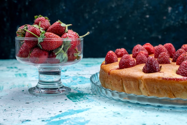 Delicieux Gateau Aux Fraises En Forme Ronde Avec Des Fruits Et Avec Des Fraises Rouges Fraiches Sur Un Bureau Bleu Vif Photo Gratuite