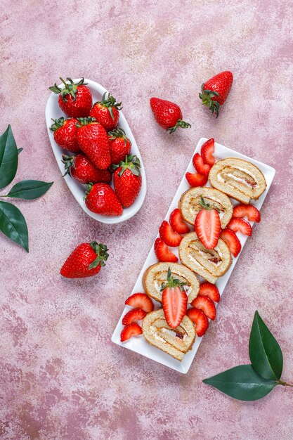 Delicieux Gateau Aux Fraises Avec Des Fraises Fraiches Vue De Dessus Photo Gratuite