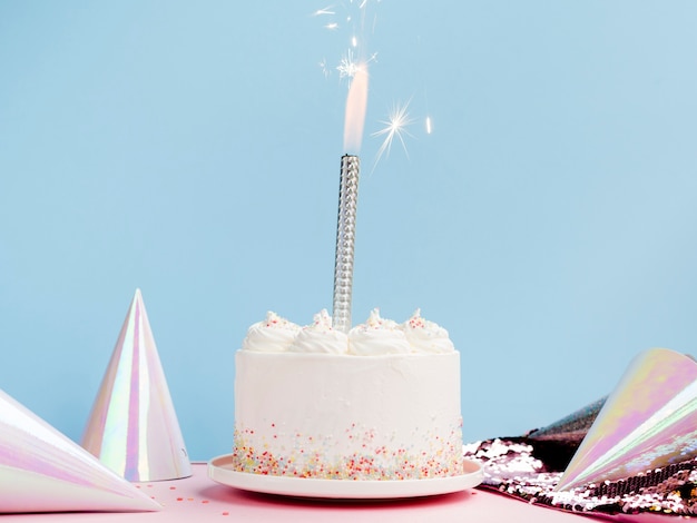 Delicieux Gateau Blanc Avec Des Chapeaux D Anniversaire Photo Gratuite