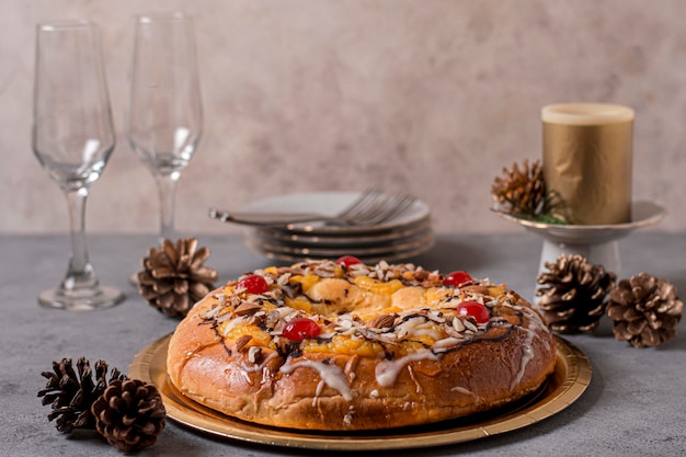 Delicieux Gateau Du Jour De L Epiphanie Avec Arrangement De Verres Et D Assiettes Photo Gratuite