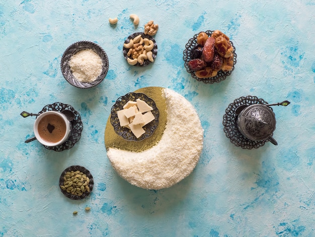 Delicieux Gateau Fait Maison En Forme De Croissant De Lune Servi Avec Des Dattes Et Une Tasse De Cafe Photo Premium