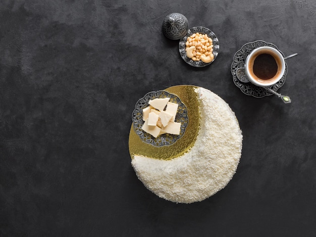 Delicieux Gateau Fait Maison En Forme De Croissant De Lune Servi Avec Dattes Et Tasse De Cafe Photo Premium