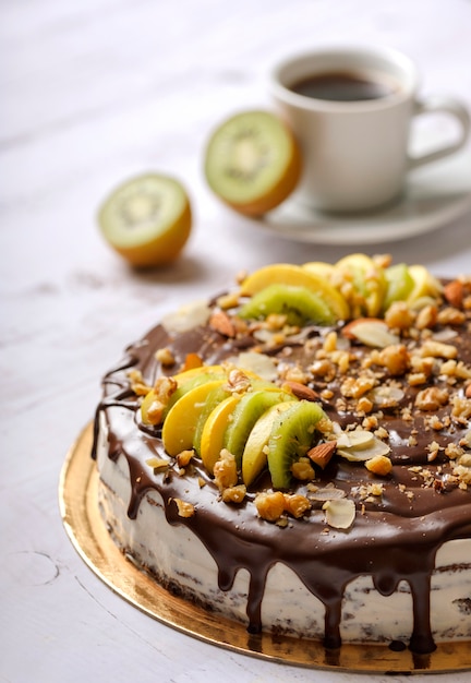 Delicieux Gateau Sucre Fait Maison Avec Fruits Chocolat Pomme Kiwi Sur Une Tasse De Cafe Americano Photo Premium