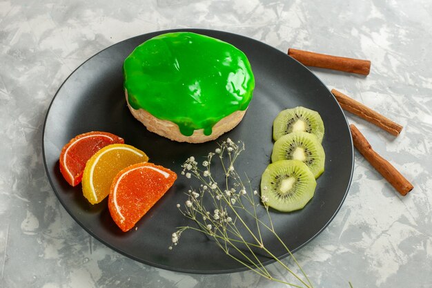 Demi Vue De Dessus Delicieux Petit Gateau A La Cannelle Sur La Surface Blanche Gateau Bisciut Tarte Au Sucre Sucre Photo Gratuite