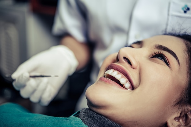 Le dentiste examine les dents du patient. Photo gratuit