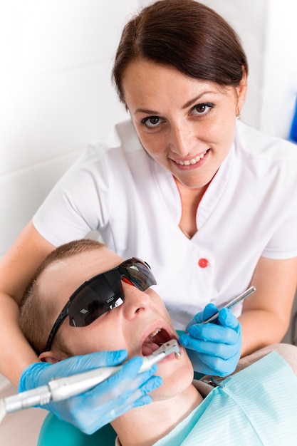 Un Dentiste Traite Une Dent Un Pa
