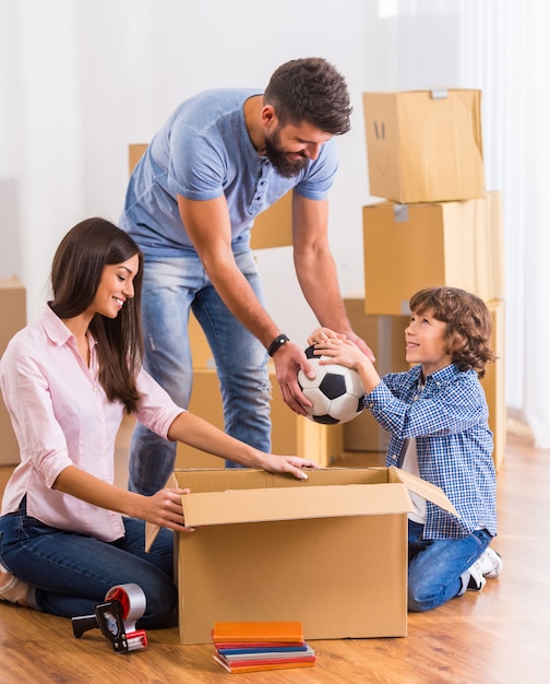 D placement De La Famille  Dans  Un Nouvel Appartement  Avec 