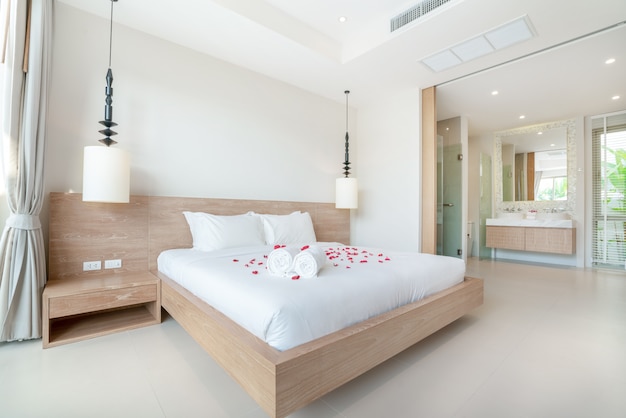 Design d'intérieur de luxe véritable dans la chambre à coucher avec espace lumineux et lumineux dans la maison ou à la maison Photo Premium