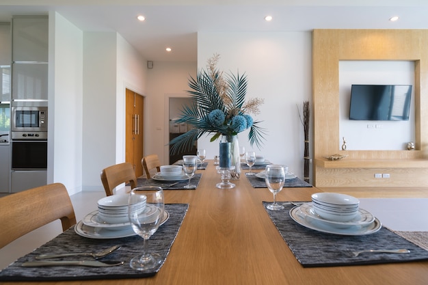 Design Intérieur De La Salle à Manger Dans Une Villa De Luxe Avec Table