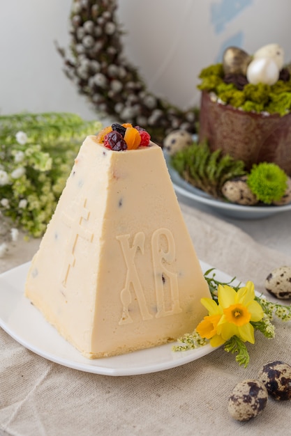 Dessert De Fromage Cottage De Paques Russe Traditionnel Paskha Orthodoxe Sur Table Avec Des Gateaux Kulich Des Fleurs Des œufs Colores Photo Premium