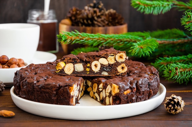 Dessert De Noël Traditionnel Italien Avec Des Noix Et Des Fruits Secs Sur Une Plaque Blanche Sur 