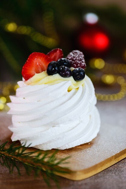 Dessert Pavlova Avec Le Sapin De Noel Gateau Fouette A La Meringue Photo Premium