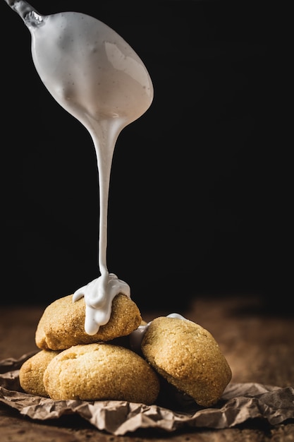 Dessert Turc Mersin Kerebic Avec De La Poudre De Pistache Et De La Creme Savonneuse Photo Premium