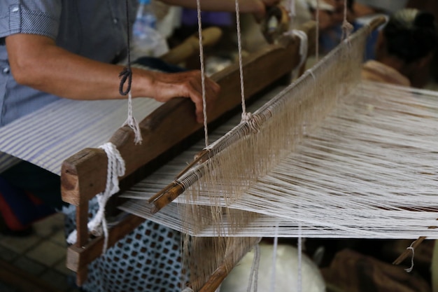 Détail du métier à tisser traditionnel d'asie Photo Premium