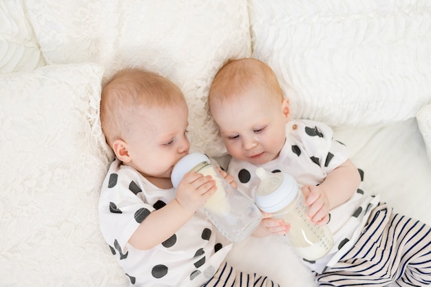 Deux Bebes Jumeaux Frere Et Soeur De 8 Mois S Allongent Sur Le Lit Dans Leur