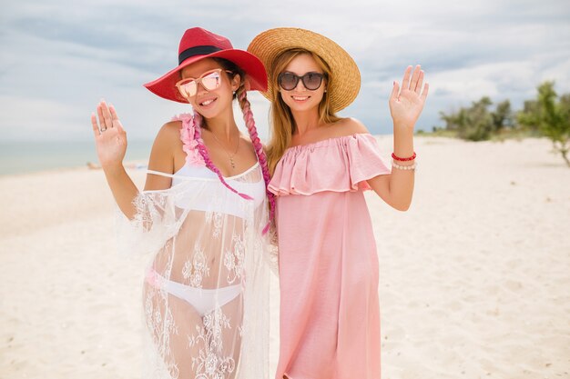 Deux Belle Femme Elegante A La Plage En Vacances Style D Ete Photo Gratuite