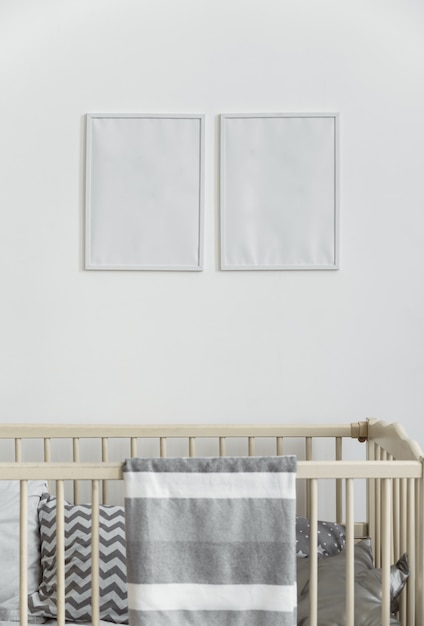 Deux Cadres Muraux Vides Blancs Au Dessus De Lit Bebe Avec Couverture Grise Photo Premium