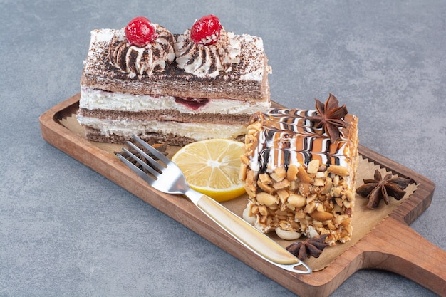 Deux Delicieux Morceaux De Gateaux A L Anis Etoile Sur Planche De Bois Photo Gratuite