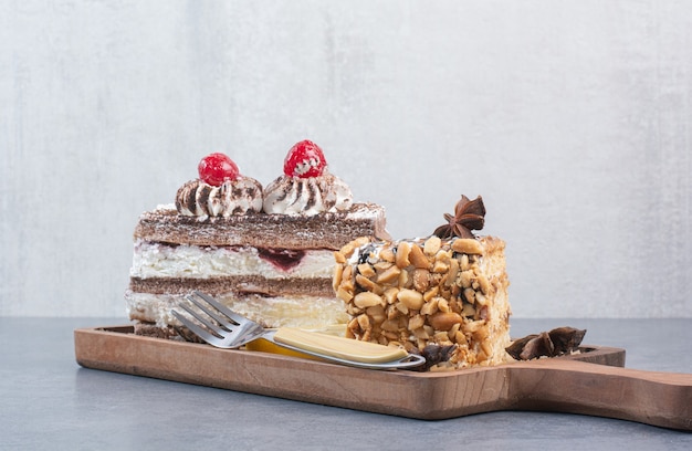 Deux Delicieux Morceaux De Gateaux A L Anis Etoile Sur Planche De Bois Photo Gratuite