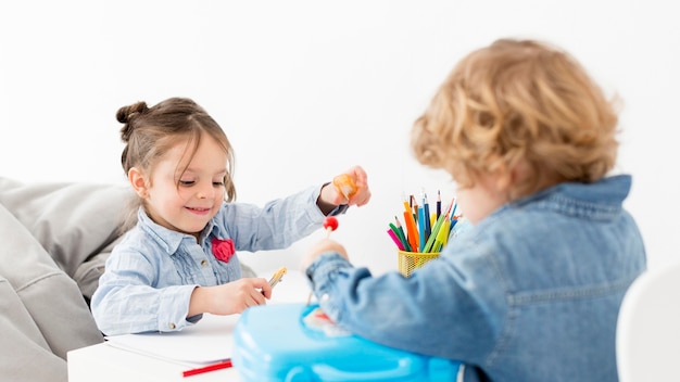 Deux Enfants Jouer Ensemble Bureau Photo Gratuite