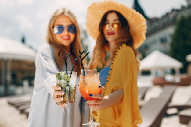 Deux filles élégantes sur une station Photo gratuit