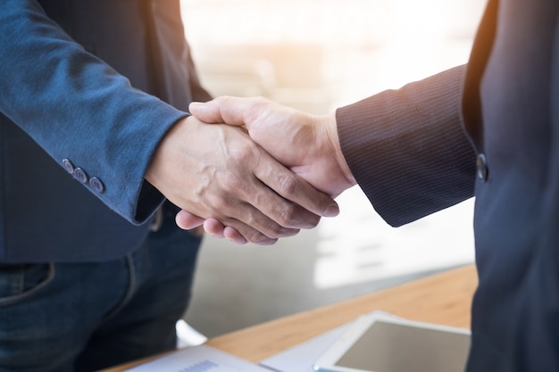 Deux hommes d'affaires confiants se serrant la main lors d'une réunion au bureau, le succès, le traitement, le salut et le concept de partenaire Photo gratuit