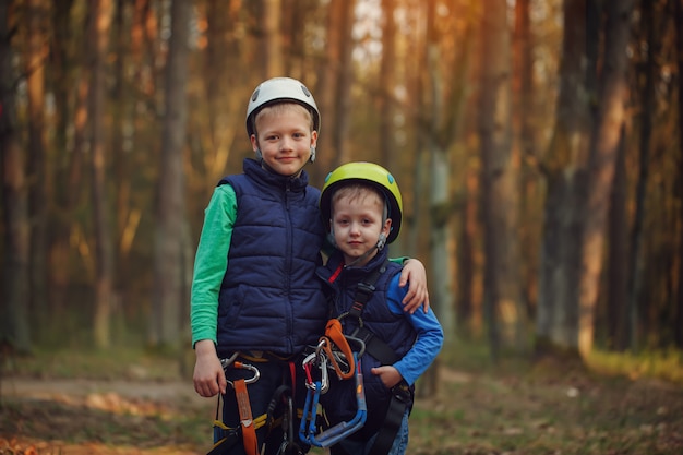 Deux joyeux frères adorables, double portrait, regardant Photo Premium