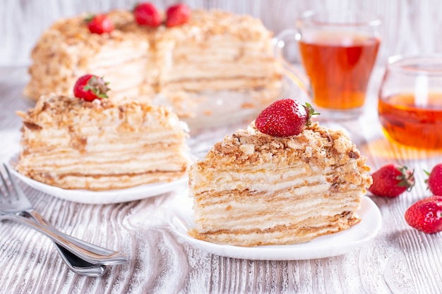 Deux Morceaux De Gateau Napoleon Sur Plaque Blanche Cuisine Russe Gateau Multicouche Avec Creme Patissiere Vue En Gros Photo Premium