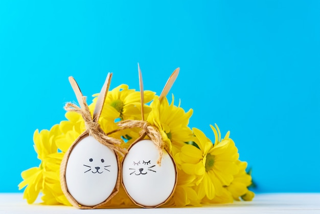 Deux Oeufs Avec Des Faces De Dessin Avec Des Fleurs Jaunes