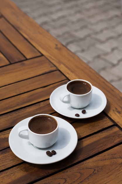 Deux Tasses De Café Sur Une Table En Bois Photo Premium 