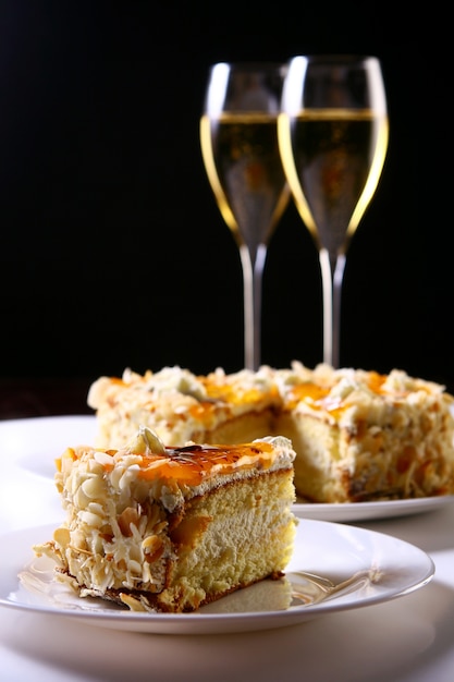 Deux Verres De Champagne Avec Un Gateau Photo Gratuite