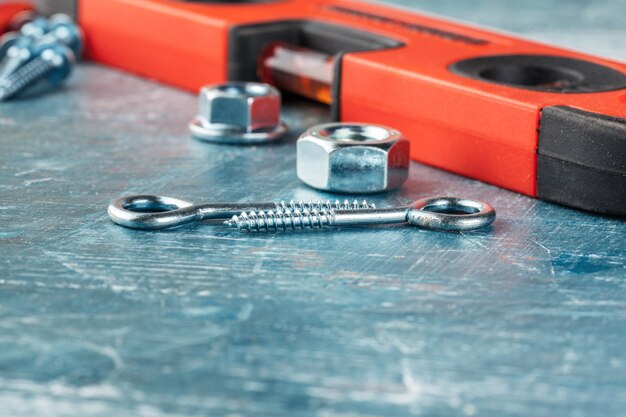 Différents outils de construction sur bleu Photo Premium